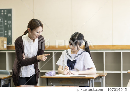 Junior high school girls and female teachers taking classes Junior high school girls and female teachers taking classes 107014945