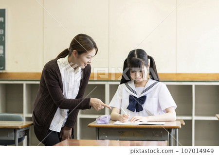 國中女生和女老師上課 107014949