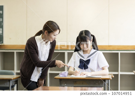 Junior high school girls and female teachers taking classes Junior high school girls and female teachers taking classes 107014951