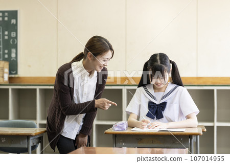 Junior high school girls and female teachers taking classes Junior high school girls and female teachers taking classes 107014955
