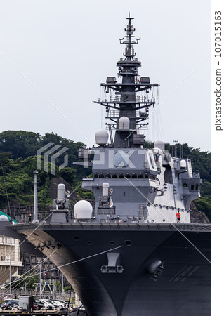 Helicopter-equipped destroyer "Izumo" anchored at Maritime Self-Defense Force Yokosuka Base in Kanagawa Prefecture 107015163