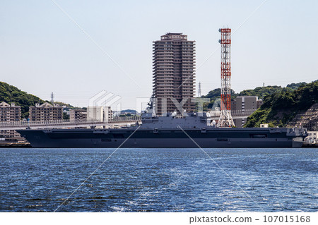 停泊在神奈川縣海上自衛隊橫須賀基地的直升機驅逐艦「出雲號」 107015168