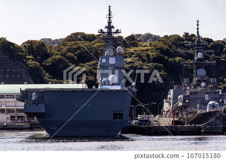 配備直升機的驅逐艦「日向號」停泊在神奈川縣海上自衛隊橫須賀基地。 配備直升機的驅逐艦「日向號」停泊在神奈川縣海上自衛隊橫須賀基地。 107015180