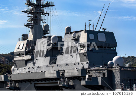 停泊在神奈川縣海上自衛隊橫須賀基地的配備直升機的驅逐艦「日向號」的艦橋。 停泊在神奈川縣海上自衛隊橫須賀基地的配備直升機的驅逐艦「日向號」的艦橋。 107015186