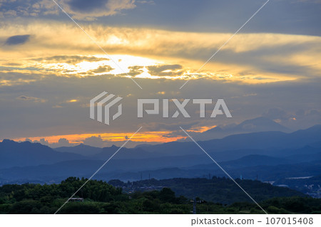 從高崎市花高町的山丘上眺望千變萬化的夜景 從高崎市花高町的山丘上眺望千變萬化的夜景 107015408