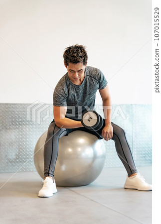 健身房裡拿啞鈴的男人 健身房裡拿啞鈴的男人 107015529