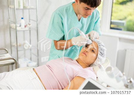 Doctor utilizes ultrasonic import 107015737