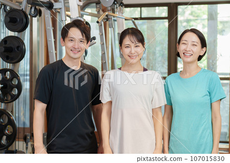 在私人健身房工作的教練的肖像 在私人健身房工作的教練的肖像 107015830