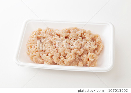 Minced chicken in a tray, white background 107015902