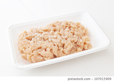 托盤中的碎雞肉，白色背景 107015909