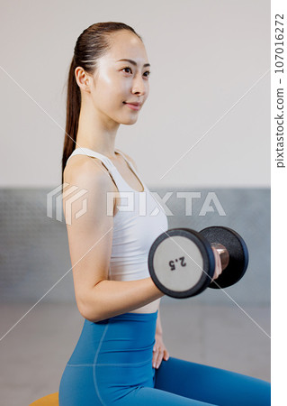 Women training at the gym 107016272