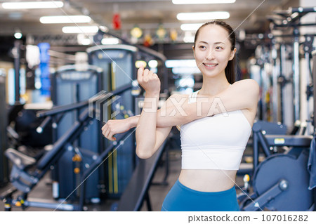 婦女在健身房訓練 婦女在健身房訓練 107016282