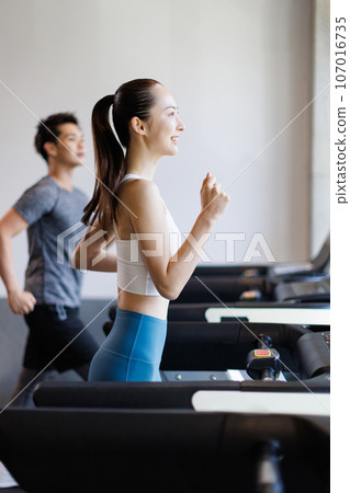 men and women training at the gym 107016735