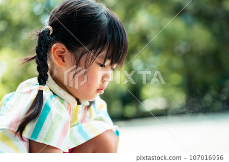 嬰兒在公園裡玩 107016956