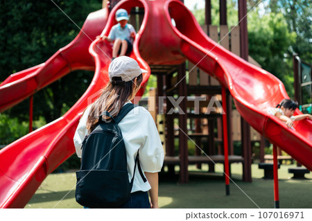 Accompanying people playing in the park 107016971