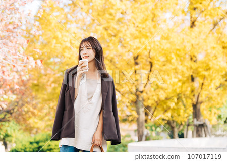 秋葉季節喝咖啡的女人 107017119