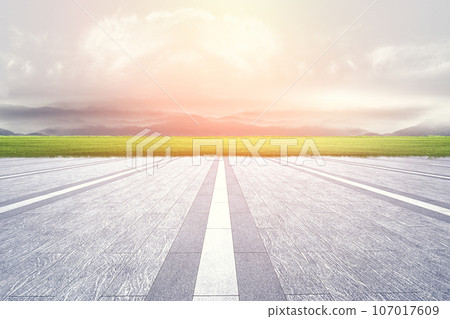 無人磚地廣場平台與草地有山脈自然景觀背景 無人磚地廣場平台與草地有山脈自然景觀背景 107017609