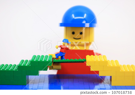 the giant help the people to cross the bridge  107018738