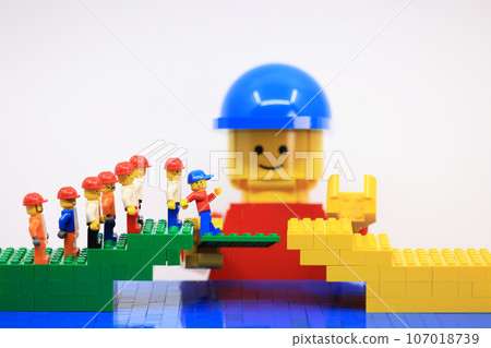 the giant help the people to cross the bridge  107018739