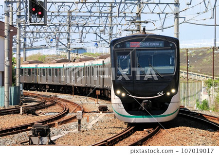 [Tokyu] 2020 series (Tobu Skytree Line: Kanegafuchi Station) 107019017