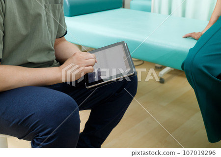 整形外科醫生,脊椎按摩師圖像。向患者解釋和諮詢 整形外科醫生,脊椎按摩師圖像。向患者解釋和諮詢 107019296