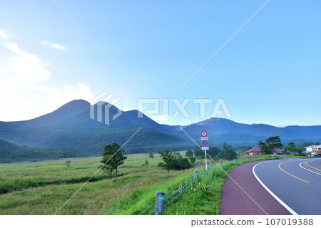 Kuju Chojahara in the early morning, Tadewara Wetland, Mt. Mitamata, Yamanami Highway 107019388