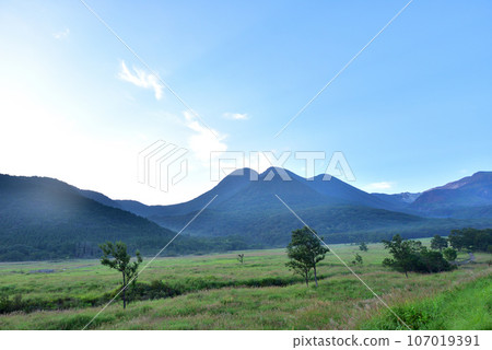 Kuju Chojahara in the early morning, Tadewara Wetland, Mt. Mitamata, Yamanami Highway Kuju Chojahara in the early morning, Tadewara Wetland, Mt. Mitamata, Yamanami Highway 107019391