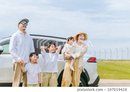 Family trip/Family traveling by car/Drive/Family Family trip/Family traveling by car/Drive/Family 107019428