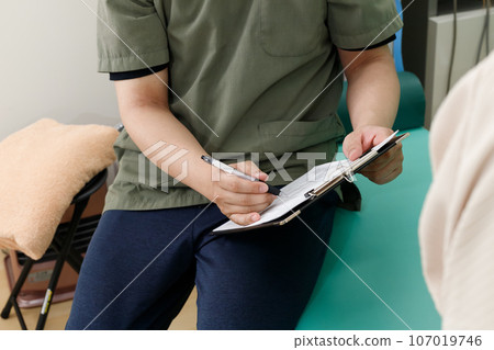 A man fills out a medical questionnaire. Listen to treatment policies and patient concerns A man fills out a medical questionnaire. Listen to treatment policies and patient concerns 107019746