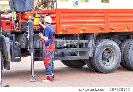 The driver of the truck mechanic with a hydraulic manipulator regulates the operation of the lifting mechanism. 107020163