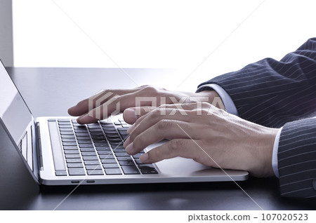 A man who operates a personal computer A man who operates a personal computer 107020523
