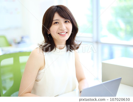 工作在辦公室的婦女的圖像 107020630