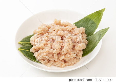 碎雞肉白色背景 碎雞肉白色背景 107020758