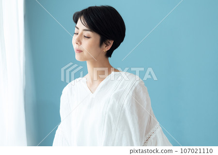 一個女人在窗邊看 107021110