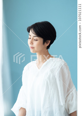 一個女人在窗邊看 107021111