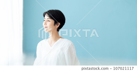 一個女人在窗邊看 107021117
