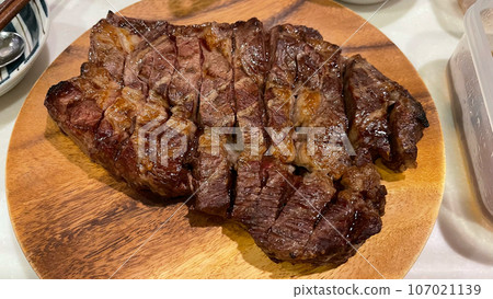 烤牛排肉。健康的美國牛肉。 烤牛排肉。健康的美國牛肉。 107021139