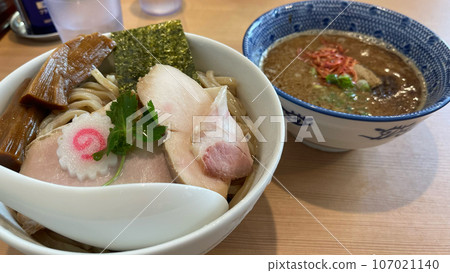 全麥沾麵和濃鬱的蝦湯。豬肉叉燒、雞肉叉燒、海苔、顏面麻。 107021140