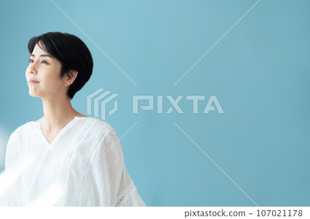 一個思考未來的女人的肖像 107021178