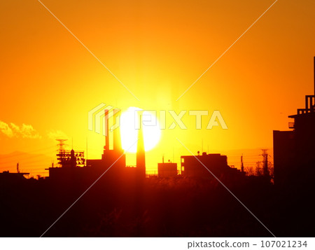 橙色夕陽的剪影 107021234