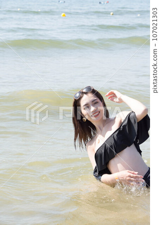 A swimsuit lady 107021303