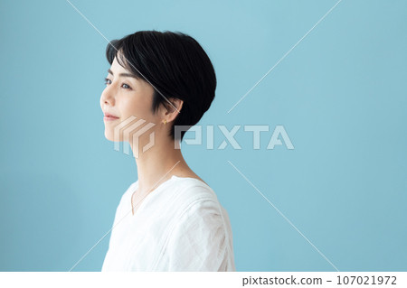 Women's portrait 107021972