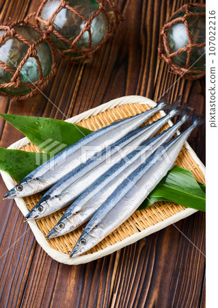 Raw saury in a colander 107022216