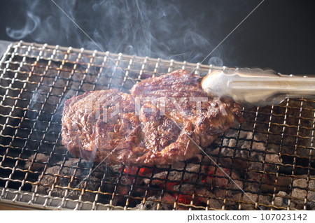 Charcoal grilled American beef shoulder loin 107023142