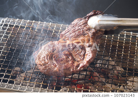 Charcoal grilled American beef shoulder loin 107023143