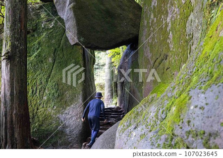 A man who climbed Mt. Tsukuba is about to pass the "Benkei Shichi Return" route. A man who climbed Mt. Tsukuba is about to pass the "Benkei Shichi Return" route. 107023645