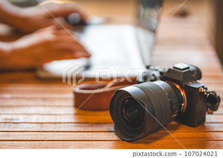 [Photographer] Camera and laptop [Desk work] 107024021