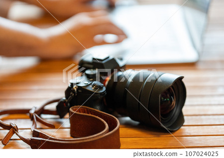 [Photographer] Camera and laptop [Desk work] 107024025