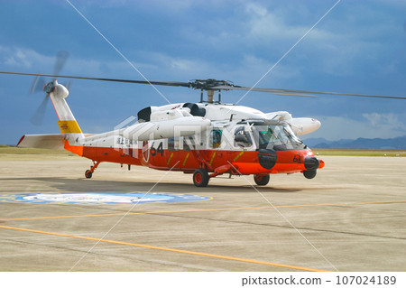 停放的海上自衛隊救援直升機UH-60J 停放的海上自衛隊救援直升機UH-60J 107024189
