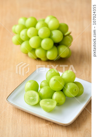 Shine Muscat served on a plate 107024355